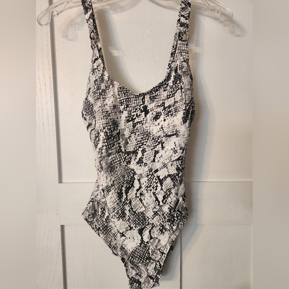 Calvin Klein Womens Black Viper Snake Print Starburst One-Piece Swimsuit size 6 - Picture 1 of 7